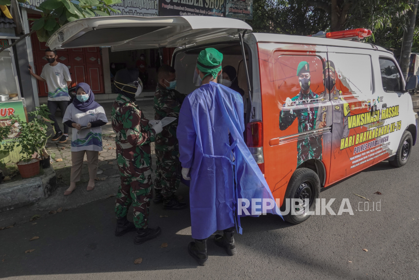 Petugas melakukan vaksinasi COVID-19 kepada warga dengan menggunakan mobil keliling di Purbalingga, Jawa Tengah. Kasus Covid-19 aktif di Purbalingga mencapai empat pasien. Ilustrasi.