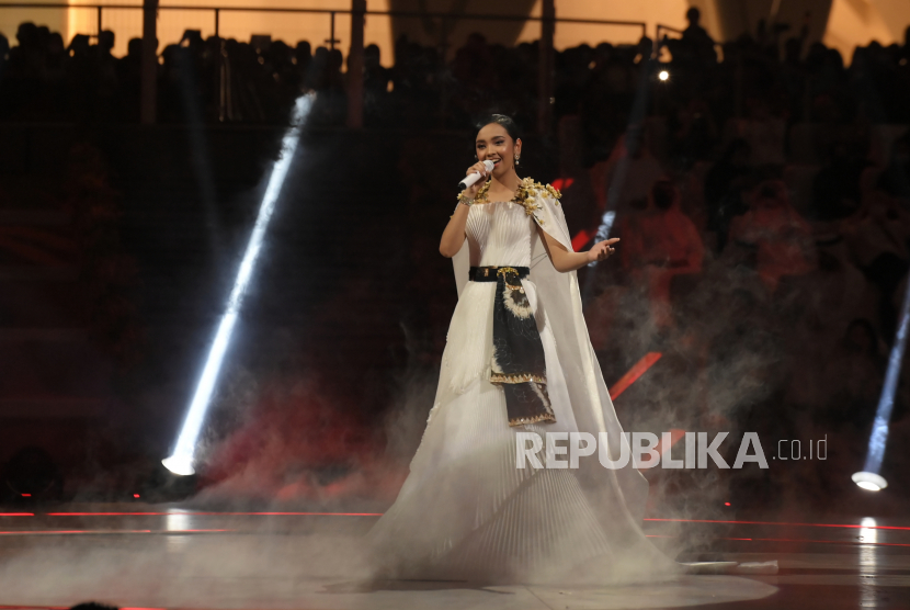 Penyayi Lyodra saat tampil di National Day Indonesia di Expo 2020 Dubai, Dubai, Uni Emirat Arab, Kamis (4/11/2021). Lyodra dan Anneth membawa pulang penghargaan kategori berbeda pada perhelatan Mnet Asian Music Awards (MAMA) 2021.