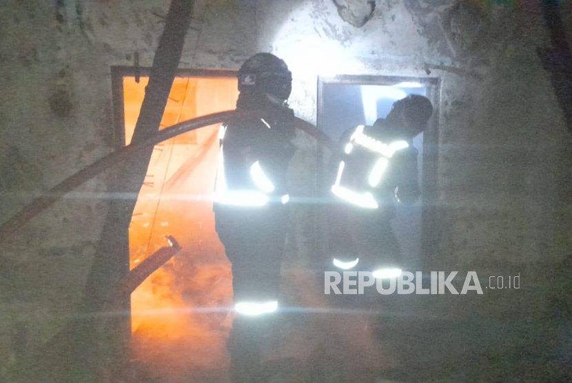 Petugas kebakaran berusaha memadamkan api yang membakar rumah warga di Desa Sayana, Kecamatan Jalaksana, Kabupaten Kuningan, Ahad (30/4/2023) malam. Akibat peristiwa itu, pemilik rumah meninggal dunia. 