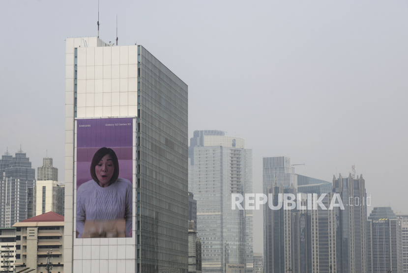 Suasana gedung-gedung bertingkat yang diselimuti kabut polusi di Jakarta. (ilustrasi)