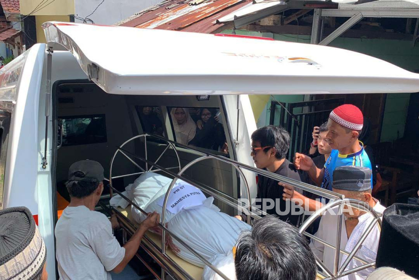 Kedatangan tiga jenazah korban kecelakaan Bus Rombongan SMK Lingga Kencana Depok disambut isak tangis sanak keluarga, di Sawangan, Depok, Jawa Barat, Ahad (12/5/2024). 