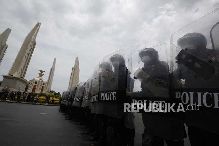 Polisi anti huru hara melindungi diri saat berhadapan dengan pengunjuk rasa anti-pemerintah selama demonstrasi di Monumen Demokrasi di Bangkok, Thailand, 07 Agustus 2021. 