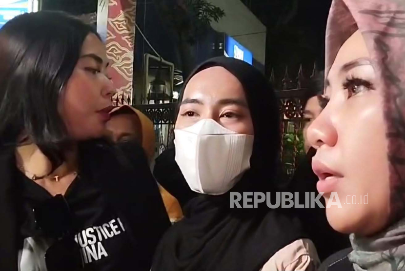 Linda (memakai masker), yang disebut kerasukan arwah Vina, usai menjalani pemeriksaan di Mapolres Cirebon Kota, Senin (27/5/2024) malam.  