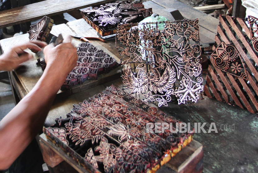 Pekerja melakukan proses pembuatan cap batik 