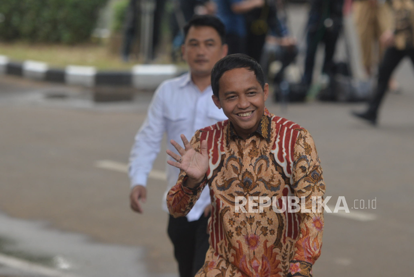 Sekretaris Jenderal Partai Solidaritas Indonesia (PSI) Raja Juli Antoni tiba di kediaman Presiden Terpilih Prabowo Subianto, Kertanegara, Jakarta Selatan, Senin (14/10/2024). Presiden Terpilih Prabowo Subianto memanggil sejumlah tokoh yang diyakini bakal menjadi calon menteri/kepala lembaga negara untuk pemerintahan baru ke depan.