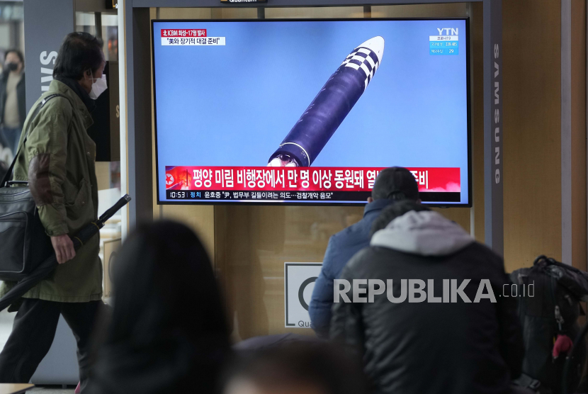  Orang-orang menonton layar TV yang menampilkan program berita yang melaporkan tentang ICBM Korea Utara di stasiun kereta api di Seoul, Korea Selatan, Jumat, 25 Maret 2022. Utusan Khusus Amerika Serikat (AS) untuk Kebijakan Korea Utara (Korut) Sung Kim mengungkapkan, Korut telah mengabaikan tawaran Washington untuk melakukan pembicaraan. 