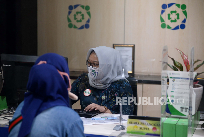 Pegawai melayani peserta BPJS Kesehatan di Jakarta. Pemerintah berencana memberlakukan kebijakan kelas standar bagi peserta JKN KIS PBPU atau BP.