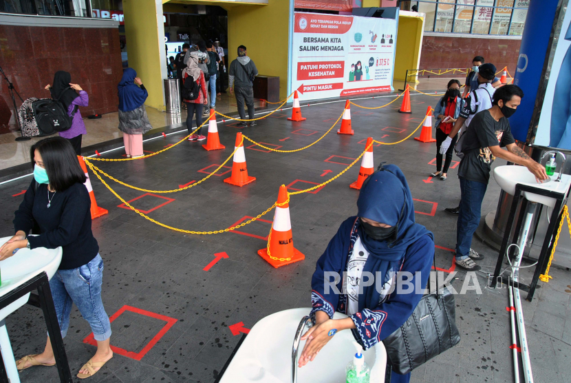 Sejumlah pengunjung mencuci tangan dengan sabun saat pembukaan kembali pusat perbelanjaan Mall BTM, Kota Bogor, Jawa Barat, Kamis (18/6).