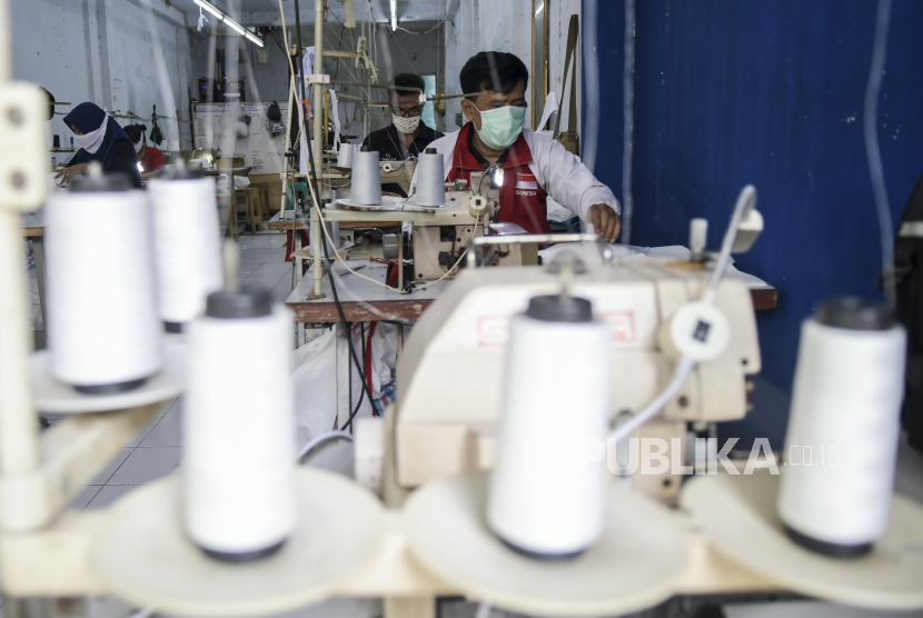 Pekerja membuat pakaian alat perlindungan diri (APD) tenaga medis di Pusat Industri Kecil, Penggilingan, Jakarta, Kamis (26/3/2020). Pakaian APD tersebut dijual Rp45