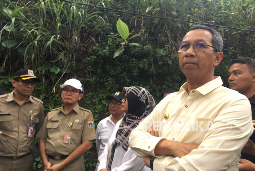Penjabat (Pj) Gubernur DKI Jakarta, Heru Budi Hartono meninjau lokasi normalisasi Kali Ciliwung di Kelurahan Rawajati, Pancoran, Jakarta Selatan pada Senin (8/5/2023). 