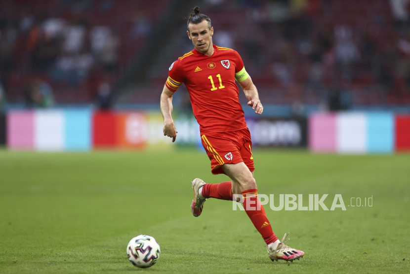 Gareth Bale dari Wales berlari dengan bola selama pertandingan babak 16 besar kejuaraan sepak bola Euro 2020 antara Wales dan Denmark di Johan Cruyff ArenA di Amsterdam, Belanda, pada 26 Juni 2021.