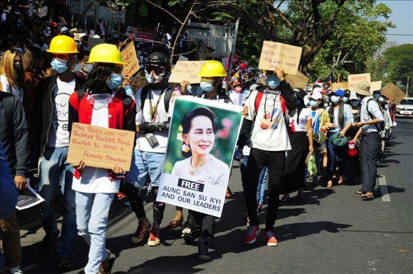 Penduduk di kota terbesar di Myanmar, Yangon, melanjutkan aksi protes mereka pada Jumat (12/2).