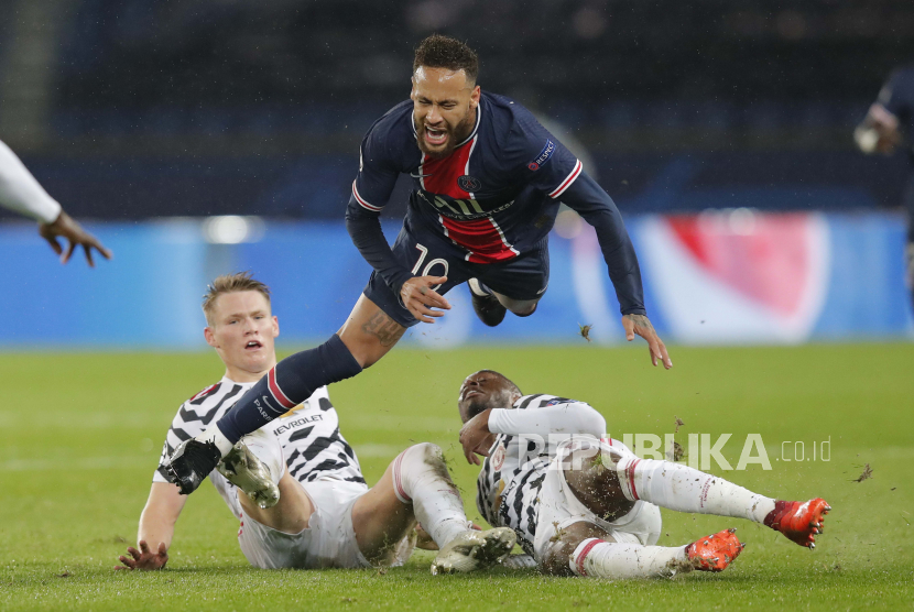  Neymar PSG dikirim terbang oleh tantangan selama pertandingan sepak bola grup H Liga Champions antara Paris Saint-Germain dan Manchester United di Parc des Princes di Paris, Prancis, Selasa, 20 Oktober 2020.