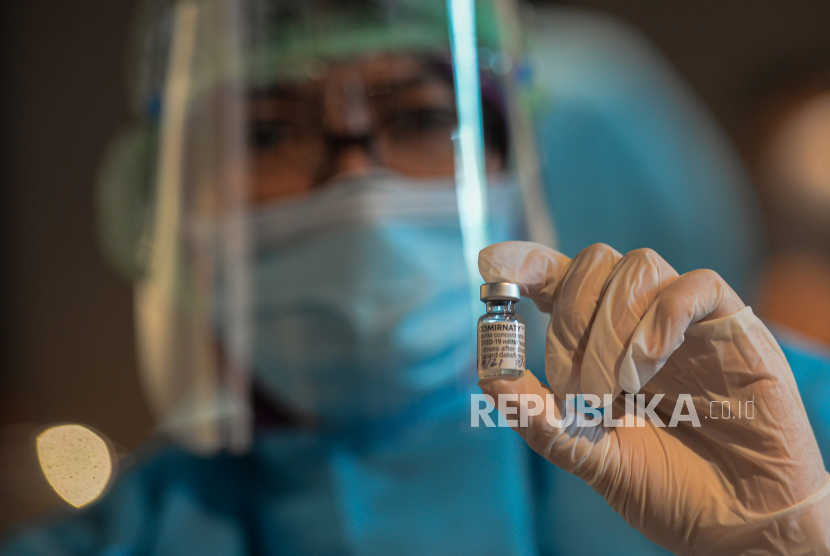 Tenaga kesehatan menunjukan vaksin Covid-19 Pfizer di CIlandak Town Square, Jakarta, Rabu (1/9). Seluruh vaksin Covid-19 masih berstatus izin edar darurat.