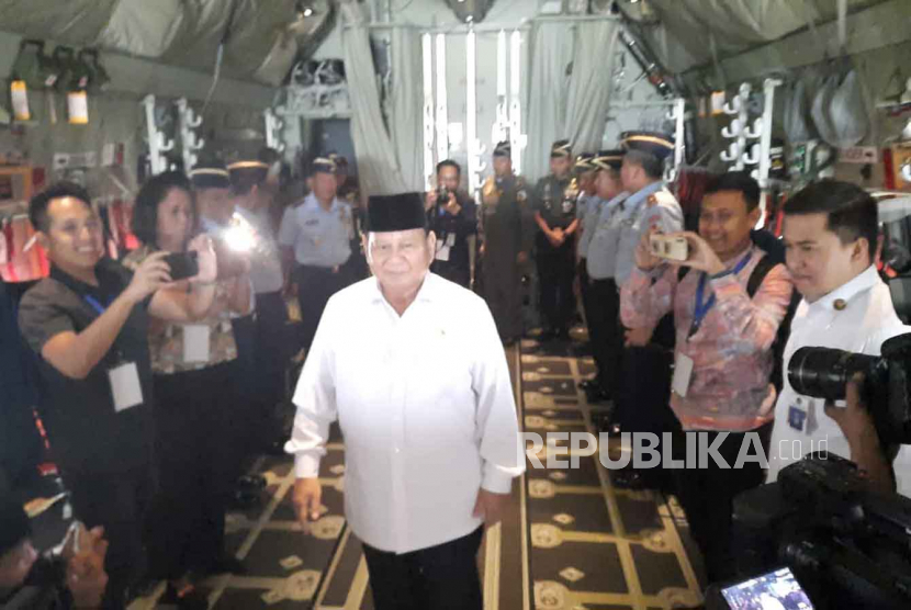Menteri Pertahanan Prabowo Subianto saat hendak turun dari Pesawat Super Hercules C-130J TNI AU di Lanud Halim Perdanakusuma, Jakarta, Kamis (6/7/2023). Prabowo menjajal pesawat yang baru dibeli pemerintah itu selama 20 menit.