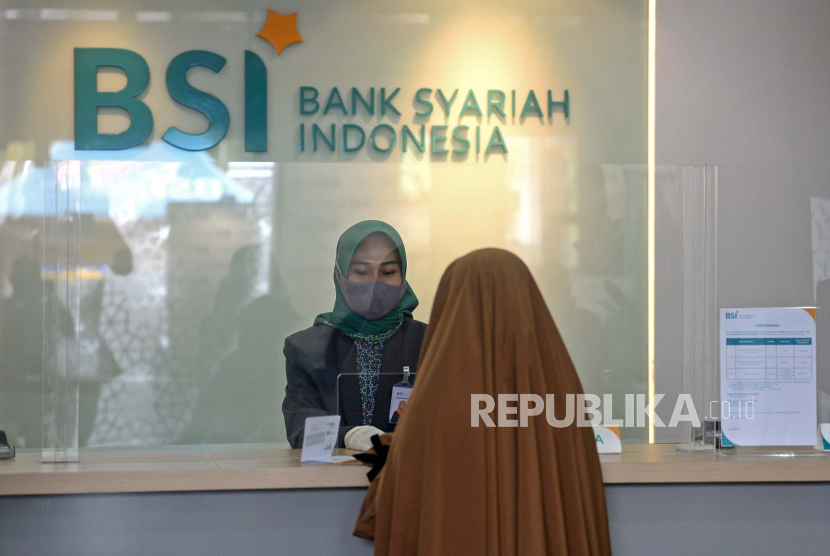 Nasabah melakukan transaksi di Outlet Bank Syariah Indonesia (BSI) KC Jakarta Barat, Senin (1/2). Prayogi/Republika.