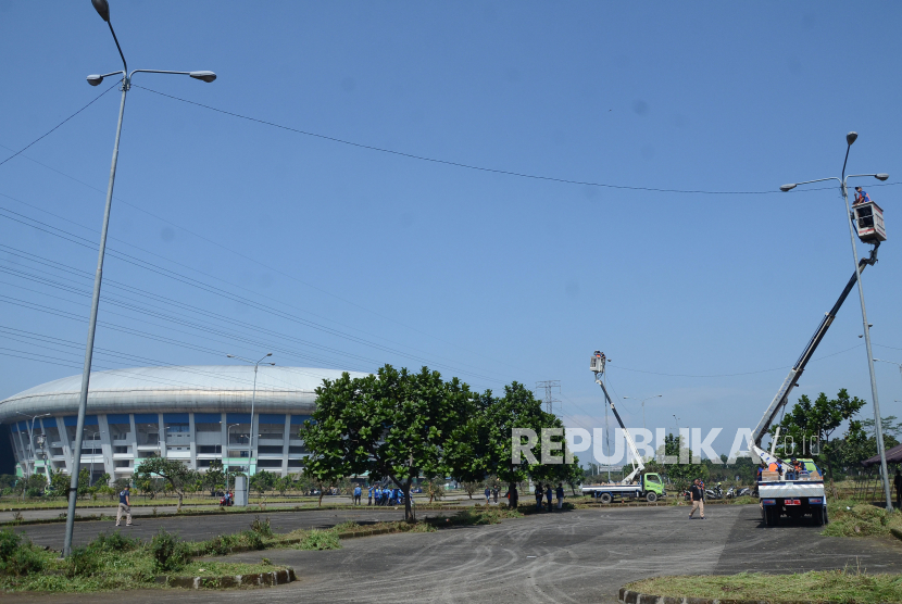 Petugas Dishub memperbaiki penerangan jalan di halaman Stadion Gelora Bandung Lautan Api (GBLA), Kota Bandung, belum lama ini. Polda Jawa Barat mengizinkan Stadion GBLA digunakan untuk pelaksanaan pertandingan Liga 1 yang akan dimulai 30 Juli 2022 mendatang.