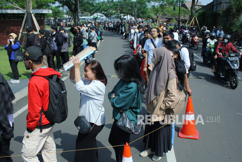 Para pencari kerja antre di Job Fair yang digelar di Dinas Ketenagakerjaan Kota Bandung.