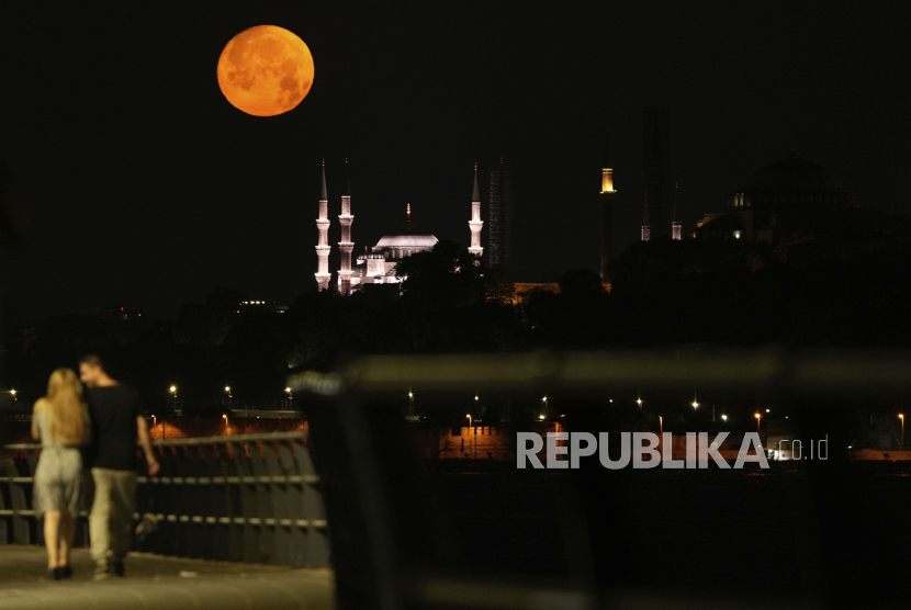 Bulan purnama di belakang Sultan Ahmed atau Masjid Biru era Ottoman di Istanbul, Turki, Jumat (21/6/2024).