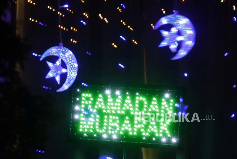 Lampu-lampu hias bertema Ramadhan terpasang di sebuah rumah di Dearborn, Michigan, Amerika Serikat. Komunitas Muslim di Dearborn pada tahun ini memulai tradisi baru yaitu mengadakan kompetisi lampu hias Ramadhan dengan harapan menyebarkan sukacita dan mengembalikan semangat selama pandemi coronavirus