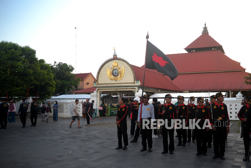 Bregada Prajurit Keraton Yogyakarta melakukan gladi bersih Grebeg Syawal di depan Masjid Gedhe Kauman, Yogyakarta, Rabu (19/4/2023).