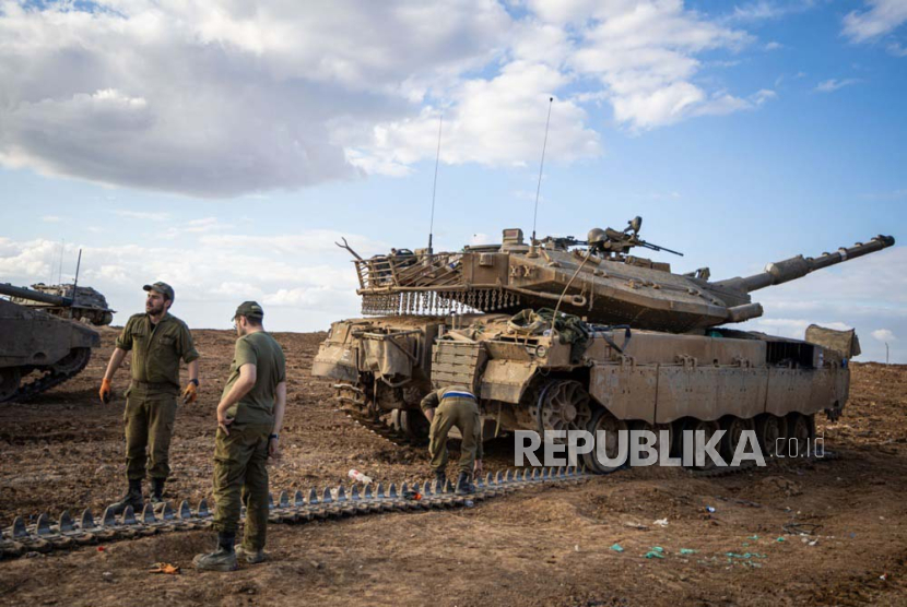 Tentara Israel bersiaga di perbatasan dengan Jalur Gaza, di Israel selatan, 28 November 2023.