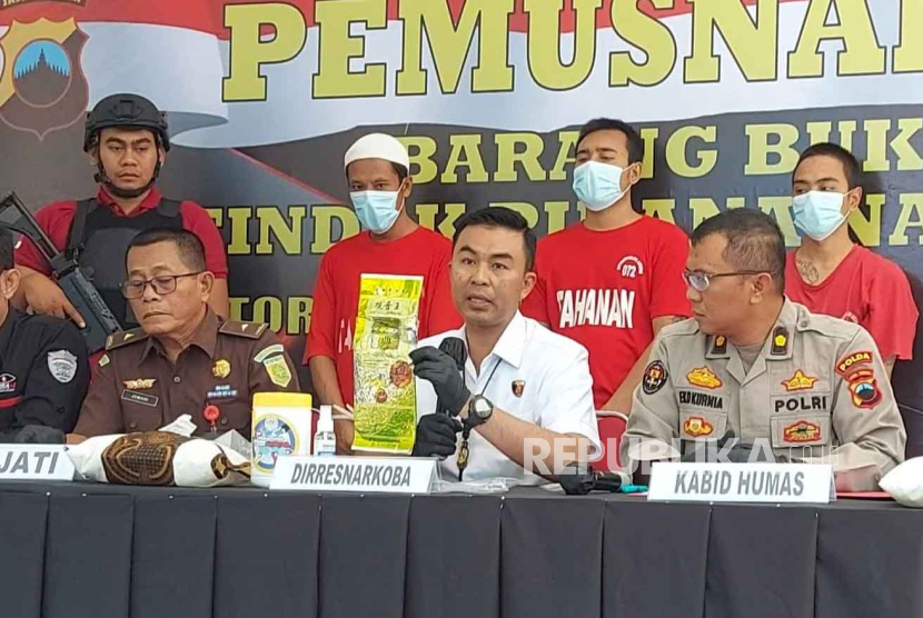Direktur Reserse Narkoba Polda Jawa Tengah, Kombes Pol Muhammad Anwar Nasir, saat pengungkapan kasus  narkoba di kantor Direktorat Reserse Narkoba Polda Jateng, di Semarang, Kamis (21/9/2023).