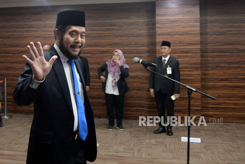Ketua Mahkamah Konstitusi (MK) Anwar Usman hadir dalam acara pelantikan anggota Majelis Kehormatan Mahkamah Konstitusi (MKMK) di Aula Gedung II MK, Jakarta, Selasa (24/10/2023). Mahkamah Konstitusi (MK) telah membentuk Majelis Kehormatan Mahkamah Konstitusi (MKMK). MKMK beranggotakan tiga orang terdiri dari Wahiduddin Adams (unsur Hakim Konstitusi), Jimly Asshiddiqie (unsur Tokoh Masyarakat) dan Bintan R. Saragih (unsur akademisi berlatar belakang bidang hukum). Merujuk Peraturan Mahkamah Konstitusi Nomor 1 Tahun 2023 tentang Majelis Kehormatan Mahkamah Konstitusi, MKMK adalah perangkat yang dibentuk MK untuk menjaga dan menegakkan kehormatan, keluhuran, dan martabat. Selain itu, MKMK dibentuk untuk menjaga Kode Etik dan Perilaku Hakim Konstitusi. 