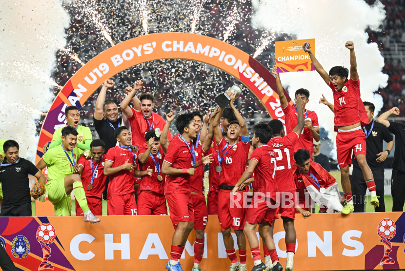 Sejumlah pesepak bola Timnas Indonesia dan tim pelatih serta ofisial tim berselebrasi usai mengalahkan Timnas Thailand dalam pertandingan final Piala ASEAN U-19 Boys Championship atau AFF U-19 di Stadion Gelora Bung Tomo, Surabaya, Jawa Timur, Senin (29/7/2024). Indonesia menang dengan skor 1-0 dan menjadi juara Piala AFF U-19. 