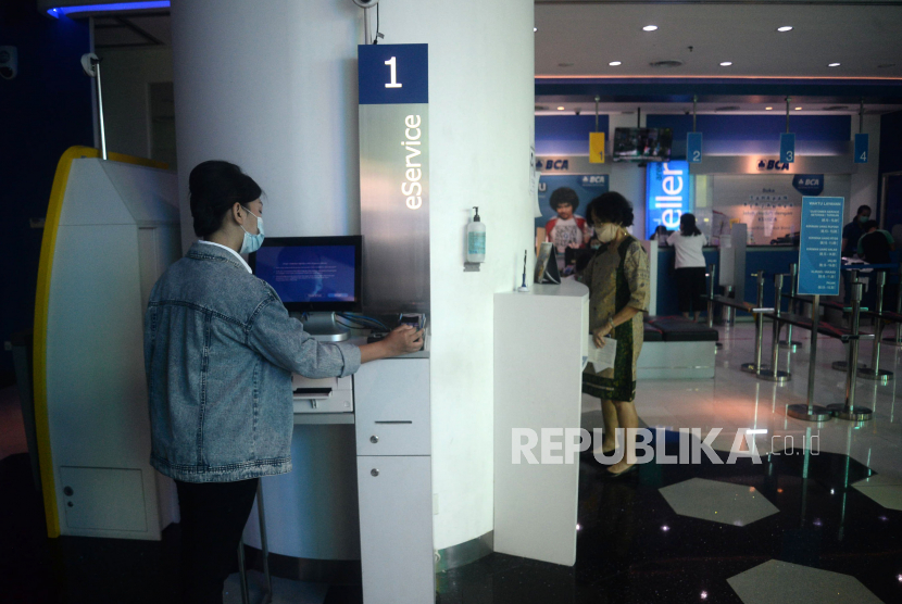 Nasabah melakukan transaksi di Gerai BCA Gandaria City Mall, Jakarta (ilustrasi). Saham PT Bank Central Asia Tbk (BBCA) menjadi salah satu yang paling banyak diminati oleh investor. Namun dari sisi valuasi, harga saham BBCA saat ini dinilai sudah terlalu mahal. 