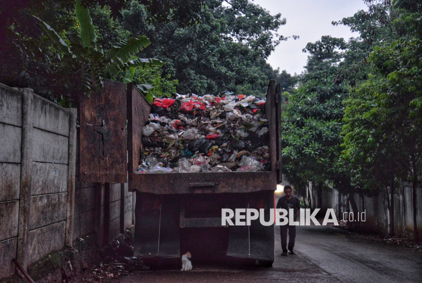 Sebuah truk sampah terparkir di kawasan Jalan Poncol, Ragunan, Jakarta, Selasa, (26/11/2024). Menurut warga, lokasi tersebut kerap dijadikan tempat transit sampah warga. Namun jika sampah-sampah tersebut telat di bersihkan dan diangkut oleh truk, sampah di lokasi tersebut kerap menimbulkan bau tak sedap.