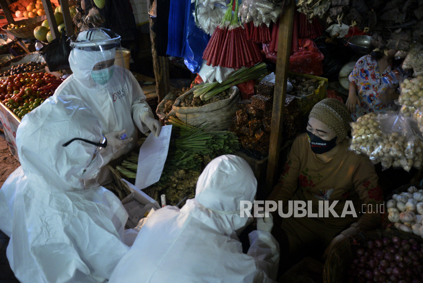 Petugas kesehatan mengambil sampel darah seorang pedagang saat menggelar Rapid Test atau pemeriksaan cepat COVID-19 di pasar tradisional. Ilustrasi.