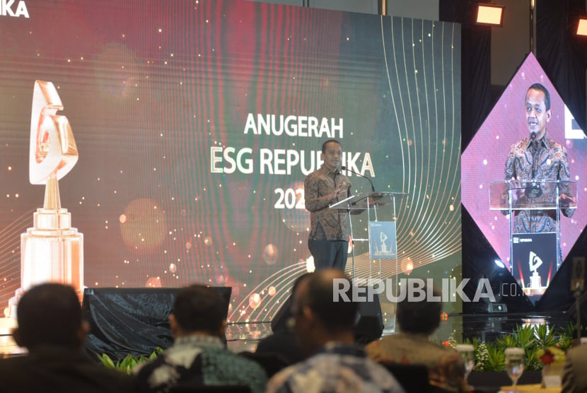 Menteri ESDM Bahlil Lahadalia memberikan sambutan dalam acara Anugerah ESG Republika 2024 di Hotel Westin, Jakarta Selatan, Kamis (19/9/2024).