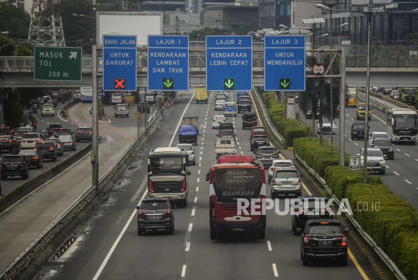 Sejumlah kendaraan melintasi ruas tol dalam kota di Jakarta (ilustrasi). Seorang kakek terpental ke kali dari Tol Dalam Kota Tomang mengarah ke Angke atau di kawasan Grogol, Jakarta Barat, Jumat (9/9/2022) malam.