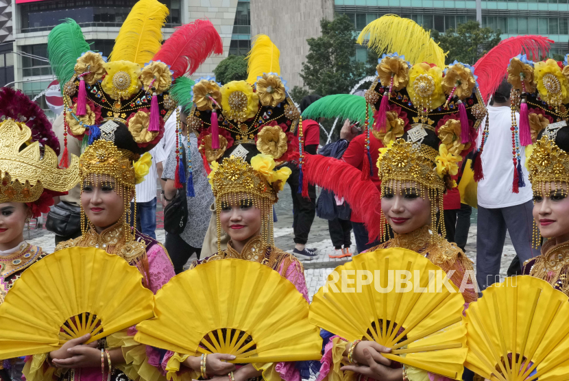 Ilustrasi penampilan seni mengapresiasi Indonesia memimpin ASEAN.