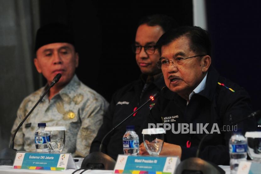 Wakil Presiden Jusuf Kalla (kanan) Gubernur DKI Jakarta Anies Baswedan (tengah) dan Penjabat Gubernur Jawa Barat M. Iriawan (kiri) memberikan keterangan saat jumpa pers di Kantor Inasgoc, Jakarta, Jumat (29/6).