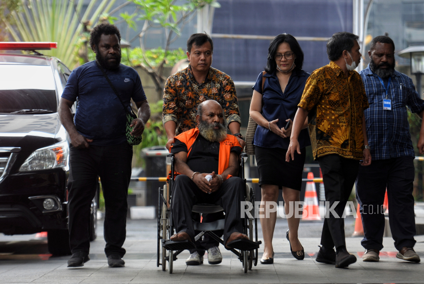 Tersangka mantan Gubernur Papua Lukas Enembe mengenakan kursi roda menjalani pemeriksaan di Gedung Merah Putih KPK, Jakarta, Selasa (19/9/2023). 