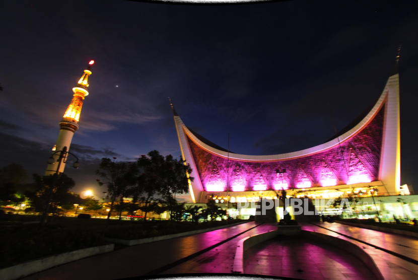 Suasana Masjid Raya Sumbar di Kecamatan Padang Utara, Kota Padang, Sumatera Barat, Rabu (24/11/2021).  