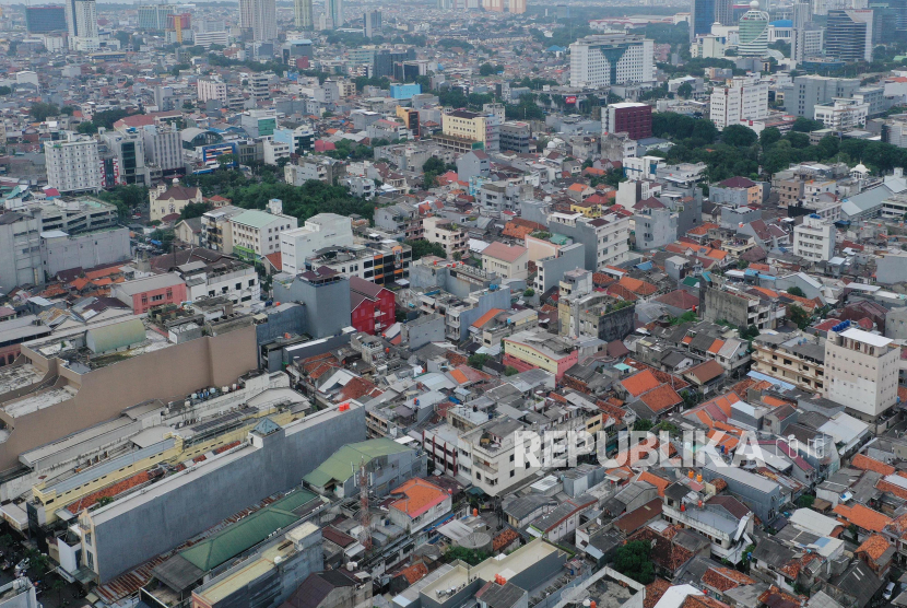 Foto udara daerah padat penduduk di kawasan Pasar Baru, Jakarta, Kamis (21/1). Hasil sensus penduduk Badan Pusat Statistik (BPS) pada September 2020 menyebutkan usia produktif penduduk Jakarta mencapai 71,98 persen dari total 10,56 juta jiwa. 