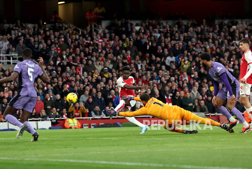 Bukayo Saka (tengah) mencetak gol untuk Arsenal saat menghadapi Liverpool, Ahad (4/2/2024). 