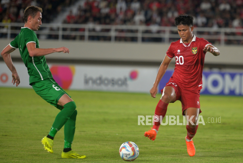 Penyerang Timnas Indonesia, Hokky Caraka (kanan) dipanggil untuk laga kualifikasi Piala Dunia 2026.