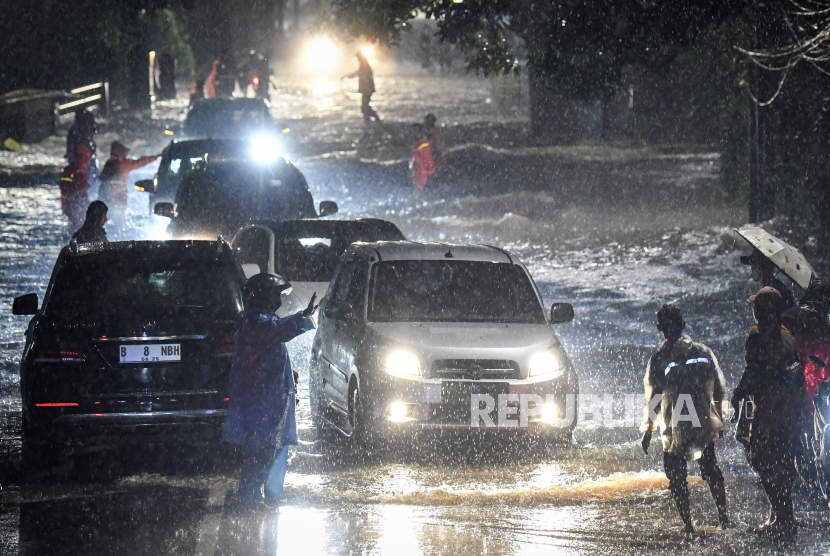 Sejumlah mobil berusaha menerobos banjir di kawasan Jeruk Purut, Jakarta Selatan, Kamis (6/10/2022). ilustrasi