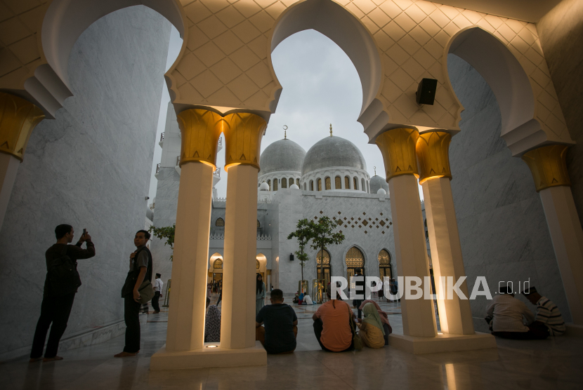 Sejumlah warga menunggu waktu berbuka puasa (ngabuburit) di Masjid Raya Sheikh Zayed, Solo, Jawa Tengah.