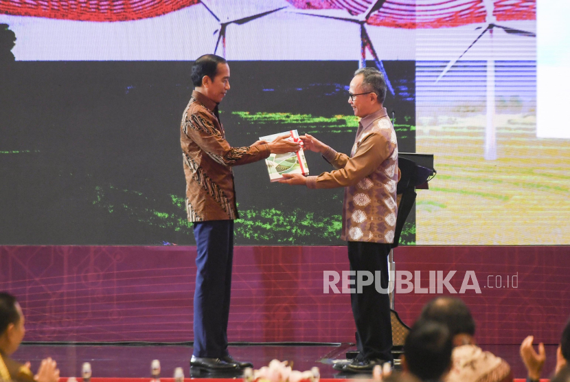 Presiden Joko Widodo (kiri) menerima buku dari Ketua Dewan Komisioner Otoritas Jasa Keuangan (OJK) Mahendra Siregar saat peluncuran Takosonomi Hijau pada Pertemuan Tahunan Industri Jasa Keuangan (PTIJK) 2024 di Jakarta, Selasa (20/2/2024). PTIJK 2024 bertema Sektor Jasa Keuangan yang Kuat dan Stabil untuk Mendukung Pertumbuhan Ekonomi yang Berkelanjutan itu digelar sebagai bentuk akuntabilitas dan transparansi kinerja OJK kepada publik. 