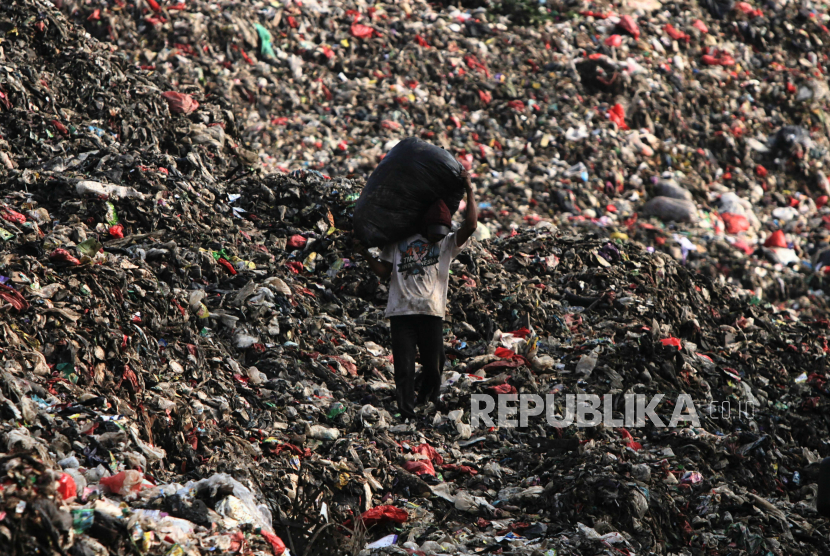 Pemulung mengangkut sampah di TPA Cipayung, Depok, Jawa Barat, Kamis (13/7/2023). 