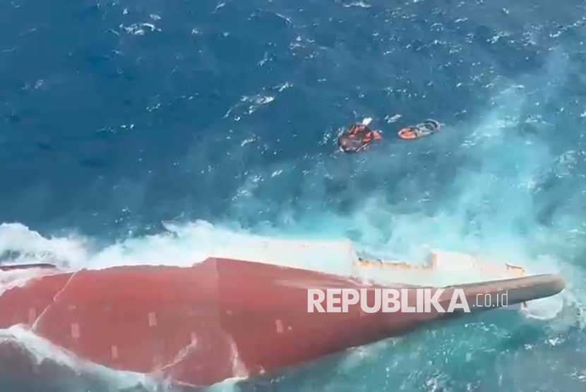 Kapal feri penumpang KM Virgo Transport 8 yang terbalik di Laut Jawa, di lepas pantai Banjarmasin, Kalimantan Selatan, Indonesia, Ahad (13/9/2026). Kapal yang mengangkut 243 penumpang dan awak dalam perjalanan dari Surabaya menuju Banjarmasin tersebut menghadapi cuaca buruk dan gelombang tinggi sebelum akhirnya terbalik. 