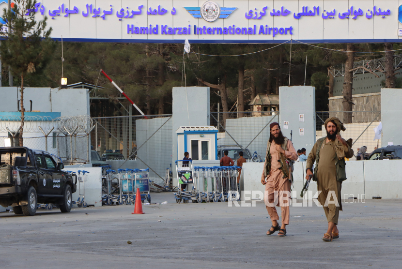 Patroli Taliban di luar Bandara Internasional Hamid Karzai di Kabul, Afghanistan, 28 Agustus 2021. Taliban pada 28 Agustus, meminta warga Afghanistan untuk mengembalikan, dalam waktu seminggu, semua senjata, amunisi, kendaraan, dan properti pemerintah lainnya yang mereka miliki.