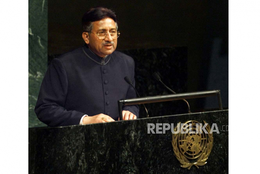  FILE - Presiden Pakistan Jenderal Pervez Musharraf berpidato di Majelis Umum PBB pada 10 November 2001, di markas besar PBB di New York. Seorang pejabat mengatakan pada Ahad, 5 Februari 2023, Jenderal Pervez Musharraf, penguasa militer Pakistan yang mendukung perang AS di Afghanistan setelah 9/11, telah meninggal dunia.