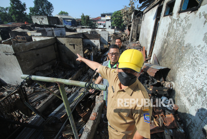 Pelaksana Harian (Plh) Wali Kota Bandung Ema Sumarna (bertopi) meninjau kondisi Pasar Sadang Serang yang dilanda kebakaran, Senin (7/8/2023). 