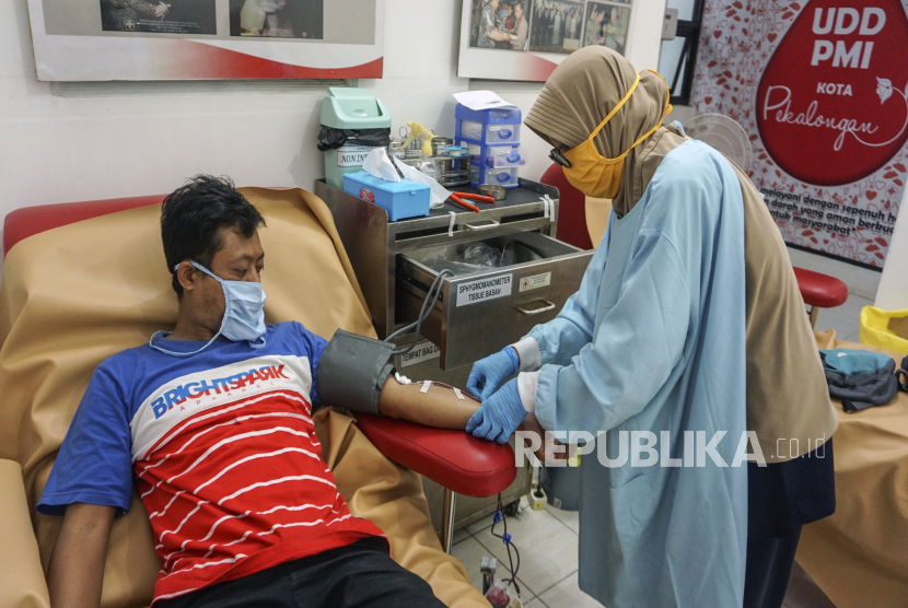 Donor darah. Di tengah pandemi Covid-19, PMI memastikan pendonor layak untuk mendonorkan darahnya.